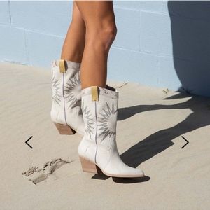 Dolce Vita Lawson Boots in Sand Nubuck Size:8